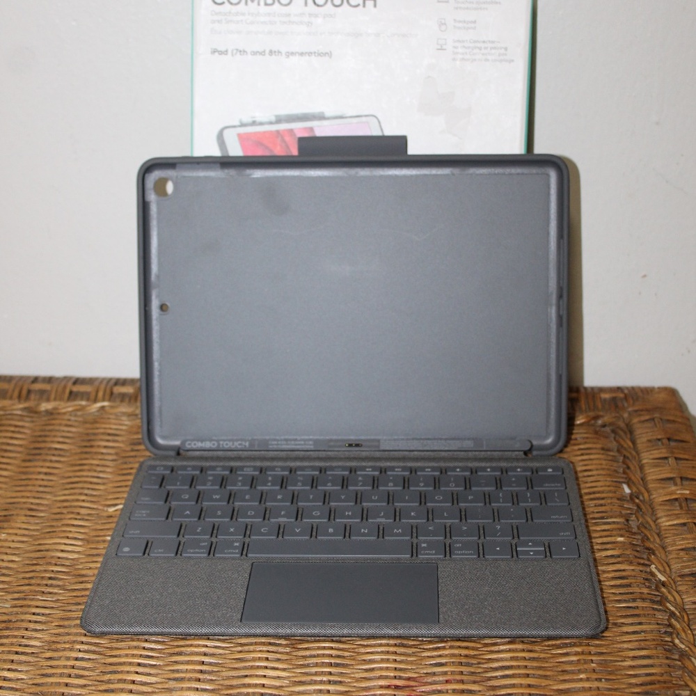 Logitech Combo Touch detachable keyboard case w/  trackpad for the iPad (7 & 8)